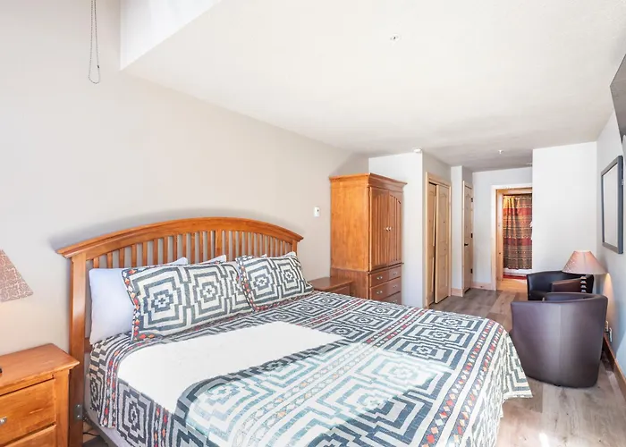 Mountain Plaza 706